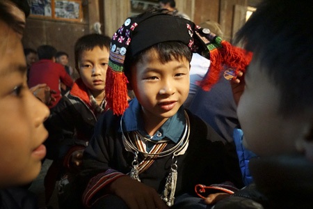 Lễ cấp sắc độc đáo kéo dài 3 ngày của cậu bé lớp 3 - 15 Và một thủ tục quan trọng là việc Hai dùng vạt áo hứng gạo của cha đẻ và thầy cúng.