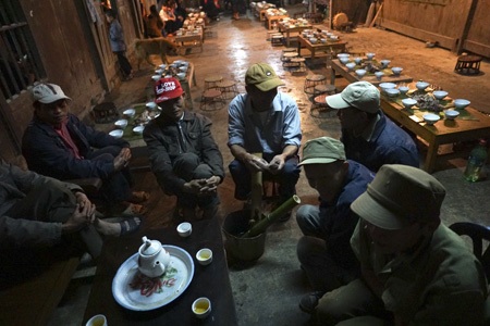 Lễ cấp sắc độc đáo kéo dài 3 ngày của cậu bé lớp 3 - 2 Cậu bé người Dao tiền Triệu Xuân Hai cùng chị gái và bố mẹ trong lễ cấp sắc của mình.