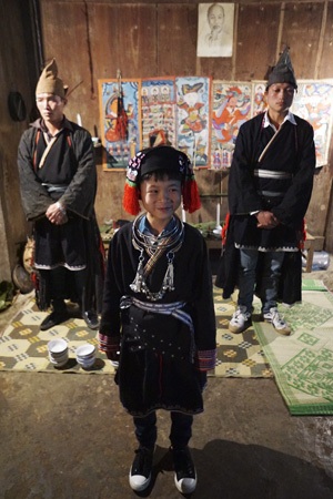 Lễ cấp sắc độc đáo kéo dài 3 ngày của cậu bé lớp 3 - 3 Cậu bé người Dao tiền Triệu Xuân Hai cùng chị gái và bố mẹ trong lễ cấp sắc của mình.