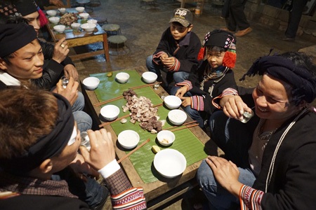 Lễ cấp sắc độc đáo kéo dài 3 ngày của cậu bé lớp 3 - 4 Cậu bé người Dao tiền Triệu Xuân Hai cùng chị gái và bố mẹ trong lễ cấp sắc của mình.