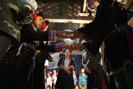 Lễ cấp sắc độc đáo kéo dài 3 ngày của cậu bé lớp 3 - 5 Cậu bé người Dao tiền Triệu Xuân Hai cùng chị gái và bố mẹ trong lễ cấp sắc của mình.