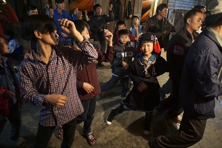 Lễ cấp sắc độc đáo kéo dài 3 ngày của cậu bé lớp 3 - 6 Cậu bé người Dao tiền Triệu Xuân Hai cùng chị gái và bố mẹ trong lễ cấp sắc của mình.