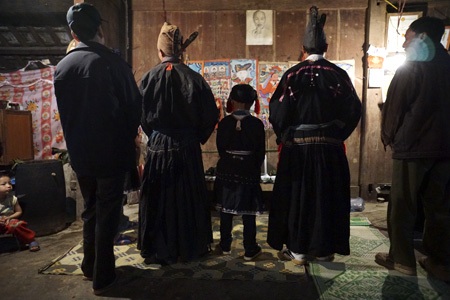 Lễ cấp sắc độc đáo kéo dài 3 ngày của cậu bé lớp 3 - 7 Cậu bé người Dao tiền Triệu Xuân Hai cùng chị gái và bố mẹ trong lễ cấp sắc của mình.