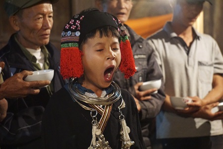 Lễ cấp sắc độc đáo kéo dài 3 ngày của cậu bé lớp 3 - 8 Cậu bé người Dao tiền Triệu Xuân Hai cùng chị gái và bố mẹ trong lễ cấp sắc của mình.