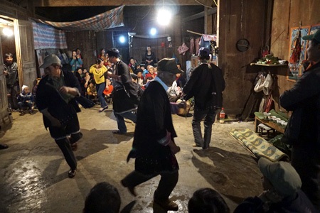 Lễ cấp sắc độc đáo kéo dài 3 ngày của cậu bé lớp 3 - 9 Cậu bé người Dao tiền Triệu Xuân Hai cùng chị gái và bố mẹ trong lễ cấp sắc của mình.