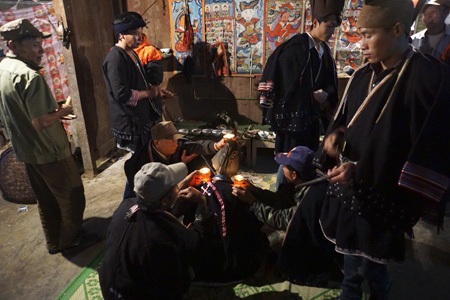 Lễ cấp sắc độc đáo kéo dài 3 ngày của cậu bé lớp 3 - 10 Cậu bé người Dao tiền Triệu Xuân Hai cùng chị gái và bố mẹ trong lễ cấp sắc của mình.