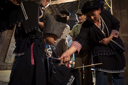 Lễ cấp sắc độc đáo kéo dài 3 ngày của cậu bé lớp 3 - 13 Và một thủ tục quan trọng là việc Hai dùng vạt áo hứng gạo của cha đẻ và thầy cúng.