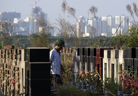 Tại nghĩa trang phường Thanh Liệt còn khá nhiều ngôi mộ xây sẵn nhưng chưa có hài cốt.
