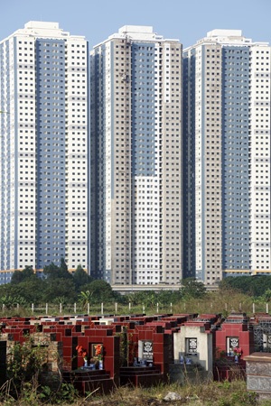 Một nghĩa trang gần khu dân cư tại phường Thanh Liệt, huyện Thanh Trì.