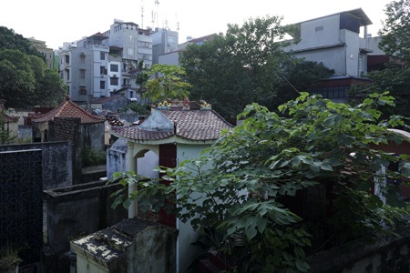 Một nghĩa trang lâu đời nằm sát khuôn viên chùa Láng, phố Chùa Láng.