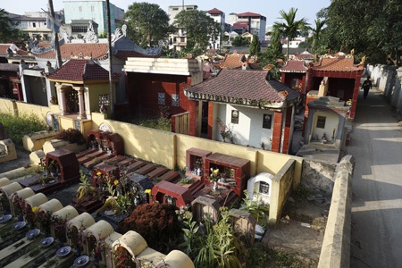 Nghĩa trang này với hàng nghìn ngôi mộ nằm lọt thỏm trong một khu dân cư đông đúc.