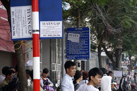 Biển báo giao thông biến thành biển "tuyển gấp" - 3 Đây là một con đường cửa ngõ phía tây thủ đô, mật độ xe lớn lại đang có nhiều công trình dang dở.