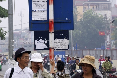 Biển báo giao thông biến thành biển "tuyển gấp" - 5 Các biển báo giao thông bỗng nhiên trở thành công cụ của những người dán quảng cáo rao vặt.