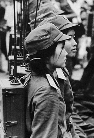 Nữ chiến sĩ thông tin (ảnh Miro Tulaja).