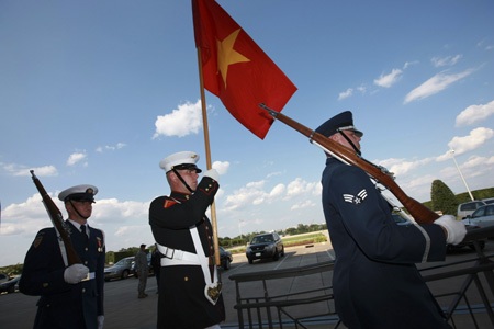 Nữ chiến sĩ thông tin (ảnh Miro Tulaja).