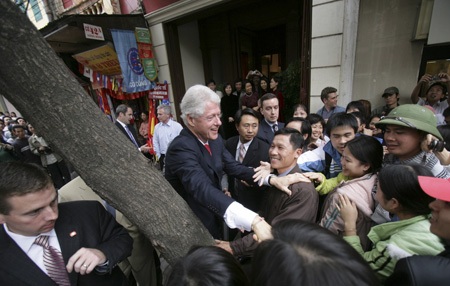 Tổng thống Hoa Kỳ Bill Clinton trên phố Hàng Bông Hà Nội (ảnh Đoàn Kỳ Thanh).