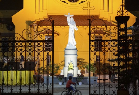 Các cây thông của xứ lạnh phủ tuyết trắng ở cổng vào nhà thờ Cửa Bắc trên phố Phan Đình Phùng.