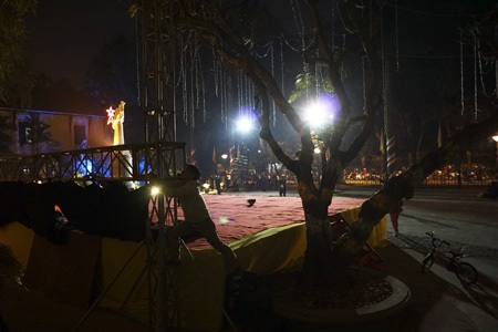 Các cây thông của xứ lạnh phủ tuyết trắng ở cổng vào nhà thờ Cửa Bắc trên phố Phan Đình Phùng.