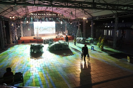 Công việc chuẩn bị cho một sân khấu lớn cũng đang diễn ra tại nhà thờ Tin Lành ở phố Ngõ Trạm.