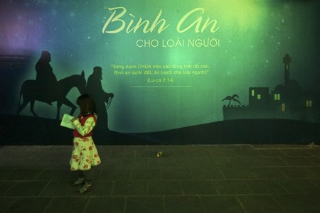 Một phông chữ cầu bình an cho loài người hiện diện ngay lối vào nhà thờ.