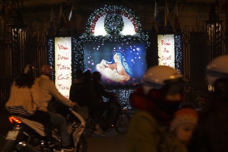 Hình ảnh chúa giáng sinh trên đường phố.