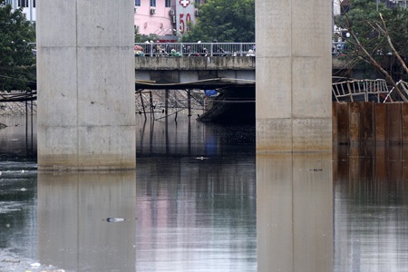 Các trụ lớn đã cố định dưới lòng sông.