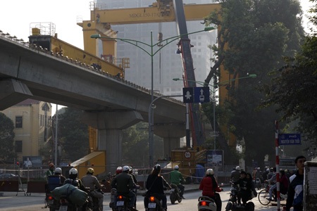 Rờn rợn đi dưới cần cẩu, giàn giáo “khủng” đường sắt trên cao - 12 Những thiết bị khổng lồ lơ lửng trên đầu người tham gia giao thông.