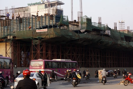 Rờn rợn đi dưới cần cẩu, giàn giáo “khủng” đường sắt trên cao - 15 Những thiết bị khổng lồ lơ lửng trên đầu người tham gia giao thông.