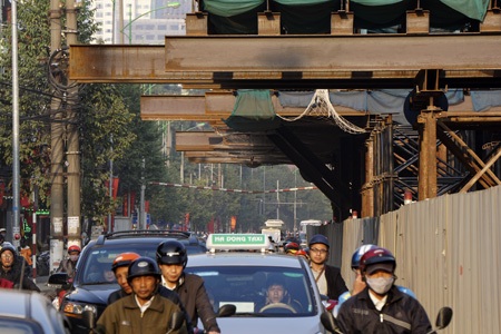 Rờn rợn đi dưới cần cẩu, giàn giáo “khủng” đường sắt trên cao - 3 Các giàn sắt ngang cách mặt đường khoảng 3,5mn ở đoạn Hà Đông.