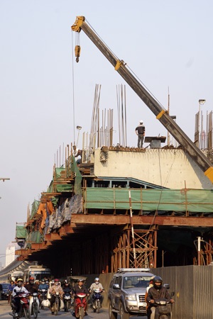 Rờn rợn đi dưới cần cẩu, giàn giáo “khủng” đường sắt trên cao - 5 Các giàn sắt ngang cách mặt đường khoảng 3,5mn ở đoạn Hà Đông.