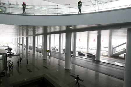 Nhà ga T2 Nội Bài mới và chuyến bay "mở hàng" - 11 Các làn đường tại tầng 1 chạy suốt chiều dài của nhà ga T2.