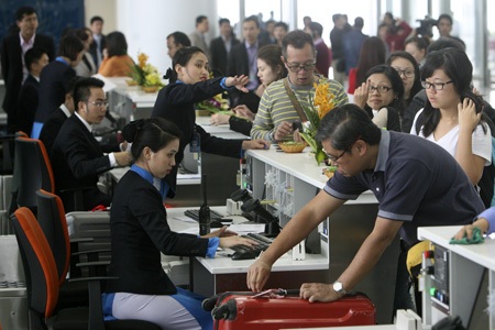 Nhà ga T2 Nội Bài mới và chuyến bay "mở hàng" - 4 Nhân viên nhà ga T2 hướng dẫn khách làm thủ tục trước khi lên máy bay.