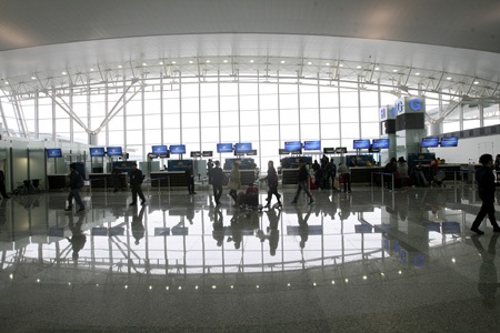 Nhà ga T2 Nội Bài mới và chuyến bay "mở hàng" - 5 Nhân viên nhà ga T2 hướng dẫn khách làm thủ tục trước khi lên máy bay.