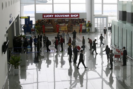 Nhà ga T2 Nội Bài mới và chuyến bay "mở hàng" - 7 Các hành khách xếp hàng vào khu vực phòng chờ chuẩn bị ra ra máy bay.