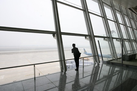 Nhà ga T2 Nội Bài mới và chuyến bay "mở hàng" - 8 Các hành khách xếp hàng vào khu vực phòng chờ chuẩn bị ra ra máy bay.