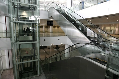 Nhà ga T2 Nội Bài mới và chuyến bay "mở hàng" - 9 Hệ thống thang máy, băng chuyền bên trong nhà ga.