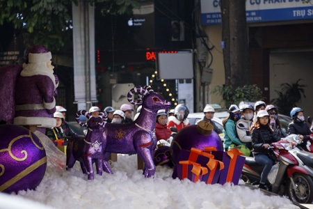 Cách trang trí chào đón giáng sinh ở khắp nơi thu thút người đi đường.