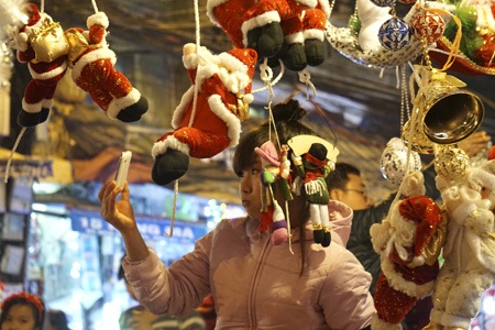 Đèn điện lung linh tại các trung tâm thương mại với những cây thông lớn.