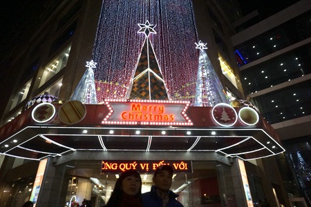 Đèn điện lung linh tại các trung tâm thương mại với những cây thông lớn.