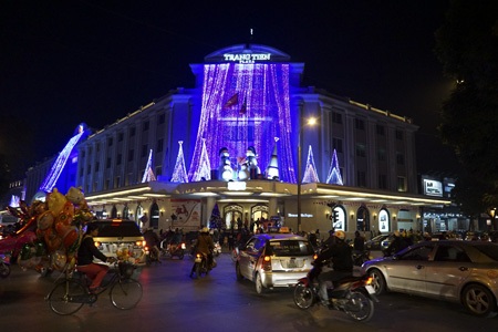 Một cửa hàng ở phố Háng Mã trang trí rất đẹp trong dịp lễ giáng sinh thu hút khách hàng.