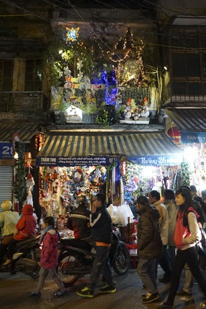 Một cửa hàng ở phố Háng Mã trang trí rất đẹp trong dịp lễ giáng sinh thu hút khách hàng.