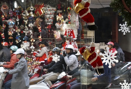 Bông tuyết trắng cùng ông già Noel hiện diện trên các khung cửa.