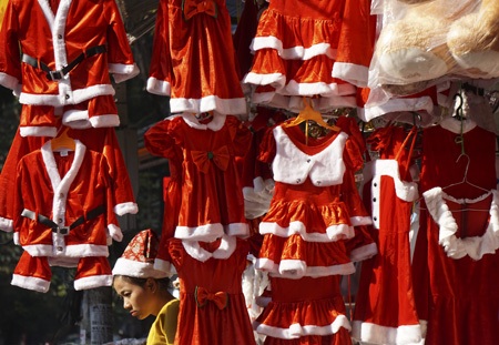 Các bạn trẻ vui vẻ với những phụ kiện của lễ giáng sinh.