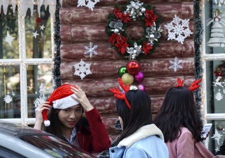 Các bạn trẻ vui vẻ với những phụ kiện của lễ giáng sinh.