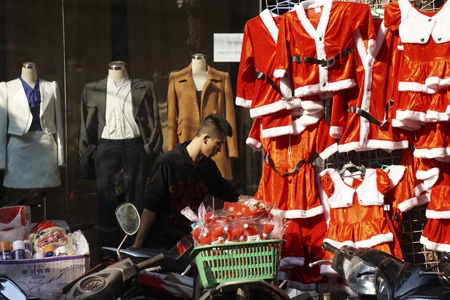 Thời trang công sở cùng thời trang đỏ rực của ông già tuyết.