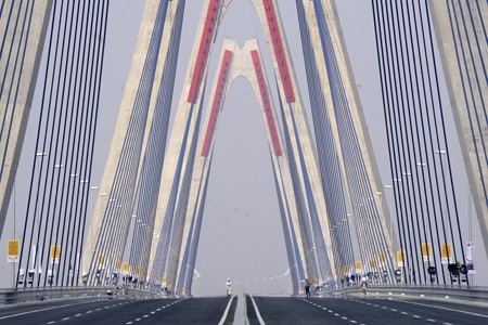 Bề mặt phần cầu chính rộng 33,2m với 8 làn xe cho cả 2 chiều.