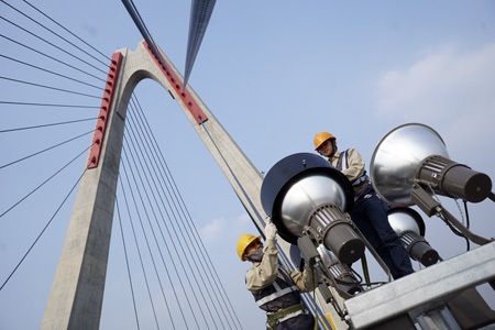 Bề mặt phần cầu chính rộng 33,2m với 8 làn xe cho cả 2 chiều.