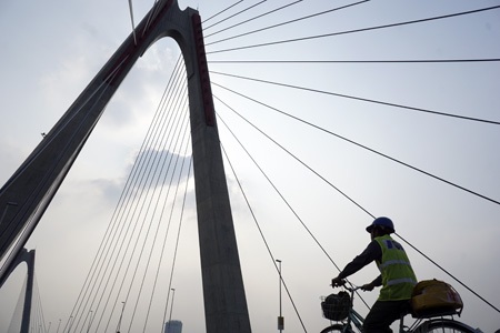 Bề mặt phần cầu chính rộng 33,2m với 8 làn xe cho cả 2 chiều.