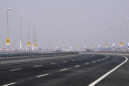 Mỗi trụ táp có 44 dây văng cho cả 2 bên, một dây cáp văng chịu lực lớn nhất lên đến 600 tấn.