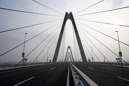 Cầu Nhật Tân nhìn về hướng Hà Nội.